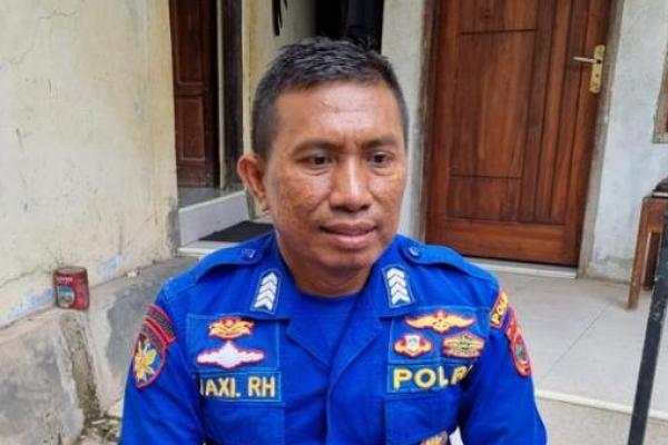 Perjuangan Anggota Ditpolairud Polda NTT Rela Pasang Instalasi Listrik Gratis untuk Warga Pesisir