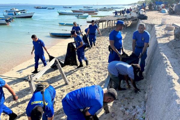 Peduli Lingkungan, Polairud Polda NTT Kolaborasi Bersama Warga Bersihkan Pantai Tablolong