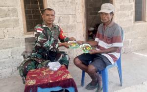 Tingkatkan Ketahanan Pangan, Babinsa Serda Kono Bantu Petani Bibit Tomat