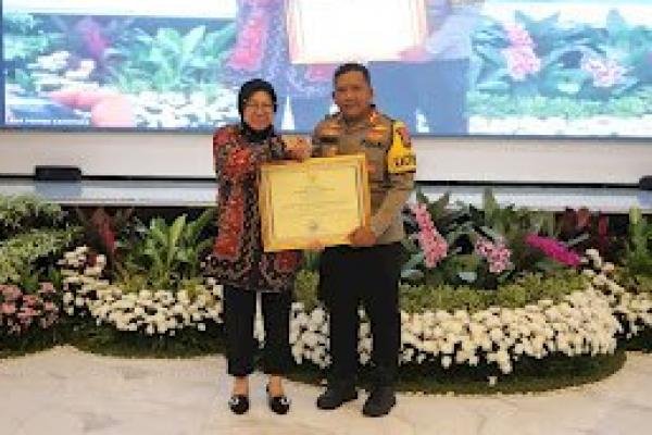 Bantu Tugas-tugas Kemensos, Kapolres Manggarai Timur Diganjar Penghargaan dari Menteri Sosial 