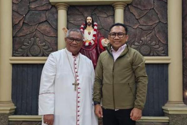 Safari Politik Calon Gubernur NTT Yohanis Fransiskus Lema, SIP, MSi, di Pulau Flores yang mengambil star awal dari Maumere-Sikka dimanfaatkan dengan meluangkan Waktu menemui tokoh agama.