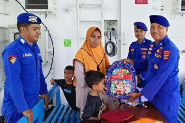 Dua Siswa SD di Labuan Bajo Dapat Bantuan Perlengkapan Sekolah dari Ditpolairud Polda NTT