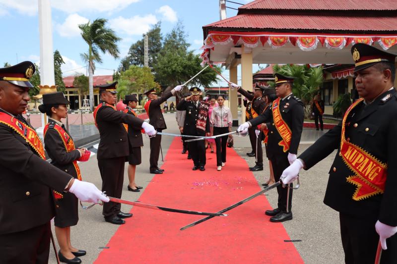  Masuki Masa Purna Tugas, Wakapolres Kupang Dilepas dengan Tradisi Pedang Pora
