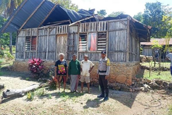 Angin Kencang Robohkan Atap Rumah Warga Insana-TTU