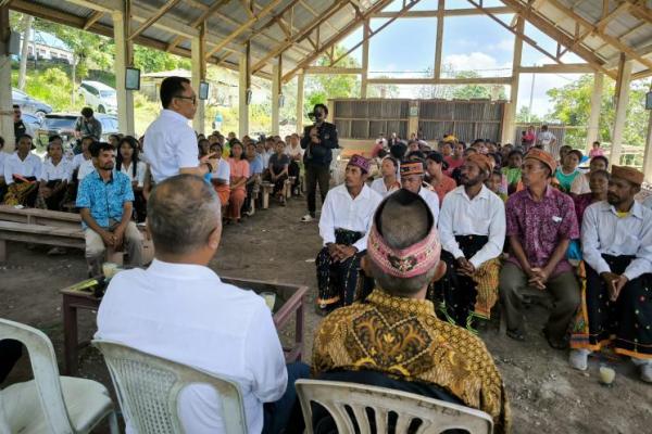 Calon Gubernur NTT Yohanis Fransiskus Lema, SIP, MSi, menyapa petani, nelayan, dan masyarakat adat di wilayah utara Kabupaten Manggarai, Jumat (2/8/2024). Ansy Lema didampingi oleh para relawan, keluarga, kader partai dan istrinya Maria Immaculata Inge Nioty.