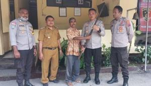  Warga Kuimasi-Fatuleu Serahkan Senapan Tumbuk Warisan ke Polisi