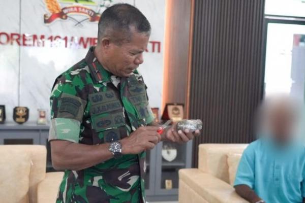 Dua buah granat aktif ditemukan anggota TNI AD saat melakukan bedah rumah warga di Kelurahan Naibonat, Kecamatan Kupang Timur, Kabupaten Kupang, Nusa Tenggara Timur (NTT).