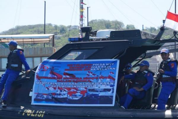 Cinta Negeri! Polairud Mabar Patroli Sambil Bagikan Bendera untuk Pelaku Pariwisata di Labuan Bajo