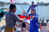 Kapal Patroli Polairud di Sikka Gelar Bersih Laut dan Bagi Bendera untuk Warga Pesisir