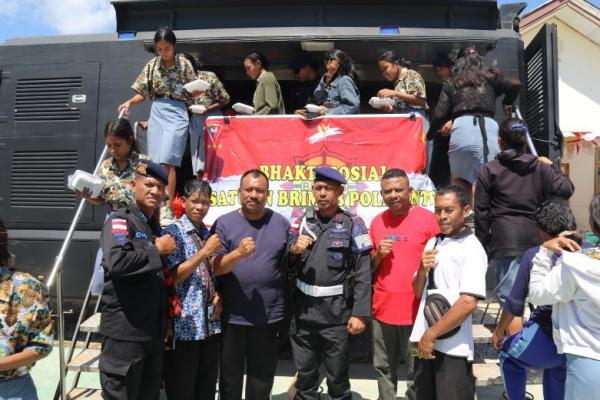 Dukung Program Makan Gratis, Brimob Polda NTT bagi Makanan Gratis untuk Siswa SMA-SMP di Kota Kupang