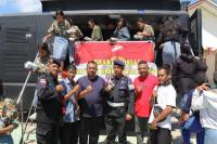 Dukung Program Makan Gratis, Brimob Polda NTT bagi Makanan Gratis untuk Siswa SMA-SMP di Kota Kupang