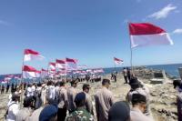 Peringati HUT ke-79 RI dari Selatan NKRI, Polres Rote Ndao Kibarkan Bendera Merah Putih di Titik 0