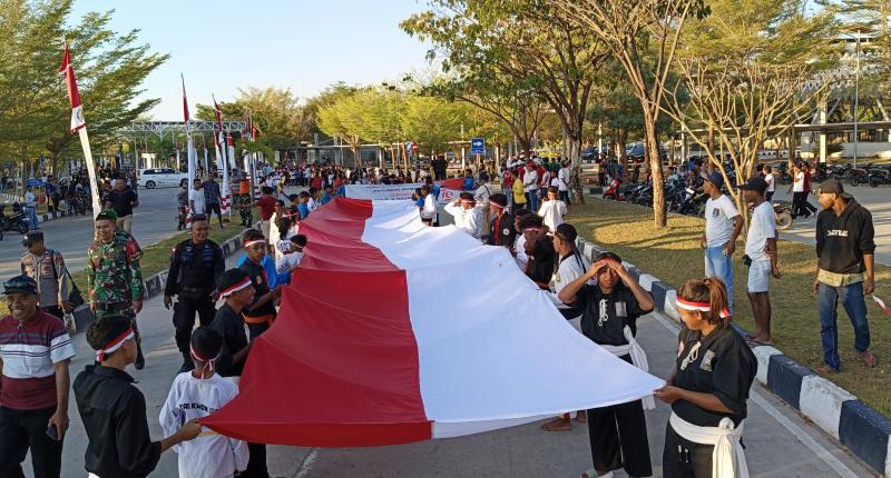 Kirab Bendera 17 Meter Ramaikan HUT ke-79 RI di Perbatasan Silawan-Timor Leste 