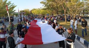 Kirab Bendera 17 Meter Ramaikan HUT ke-79 RI di Perbatasan Silawan-Timor Leste 