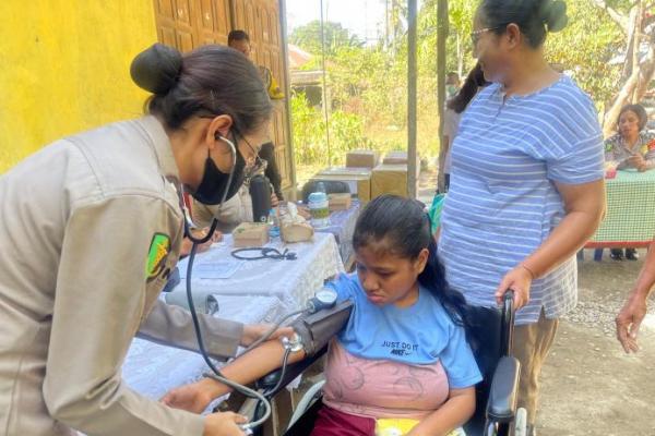 Polwan Polda NTT Bhakti Kesehatan untuk Difabel di Desa Mata Air-Kabupaten Kupang
