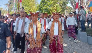 Diantar Massa Pendukung, Calon Independen Daftar ke KPU Belu 