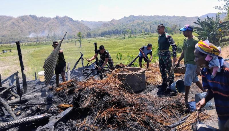 Aksi Peduli, Dansatgas Yonif 742/SWY dan Anggota Bantu Padamkan Kebakaran Rumah Warga