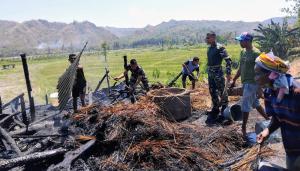 Aksi Peduli, Dansatgas Yonif 742/SWY dan Anggota Bantu Padamkan Kebakaran Rumah Warga