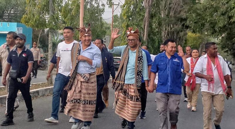 Willy Lay-Vicente Hornai Jalan Kaki Daftar ke KPU Belu