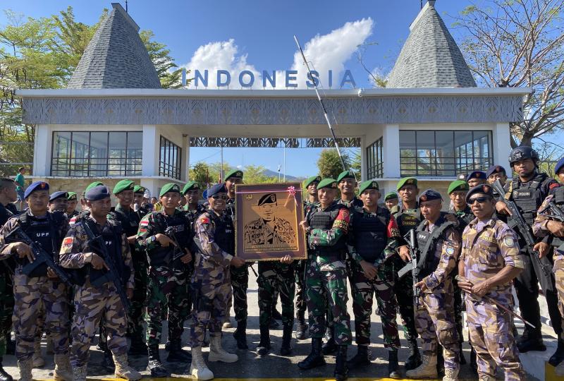 KATANTT.COM---Satgas Pamtas RI-RDTL Sektor Timur Yonif 742/SWY bersinergi dengan Polri menggelar apel collaborative bersama UPF Timor Leste di PLBN Motaain, Desa Silawan, Kecamatan Tasifeto Timur, Kabupaten Belu, Minggu (1/9/2024).