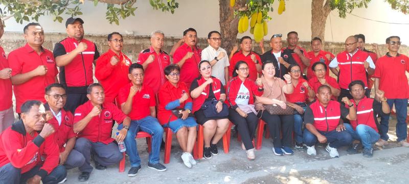 Bakal calon Gubernur dan Wakil Gubernur NTT, Yohanis Fransiskus Lema atau Ansy Lema dan Jane Natalia Suryanto (Ansy-Jane) menyapa para kader PDIP Kota Kupang, Senin (2/9/2024). Kedatangan keduanya disambut hangat Ketua DPC PDIP Kota Kupang, Yeskiel Loudoe dan jajaran pengurus DPC, PAC dan Ranting se-Kota Kupang.