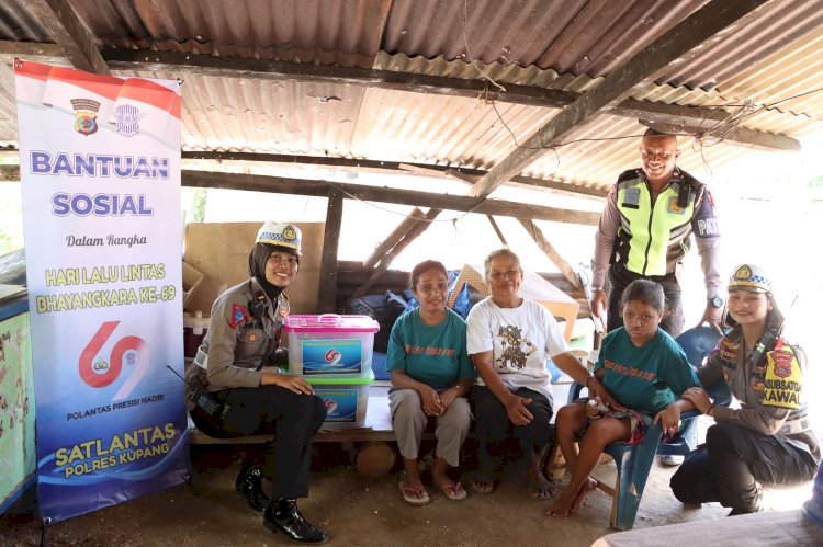 Peringati HUT ke-69 Lalu Lintas, Polantas Polres Kupang Berbagi Kasih dengan Anak Yatim-Difabel 
