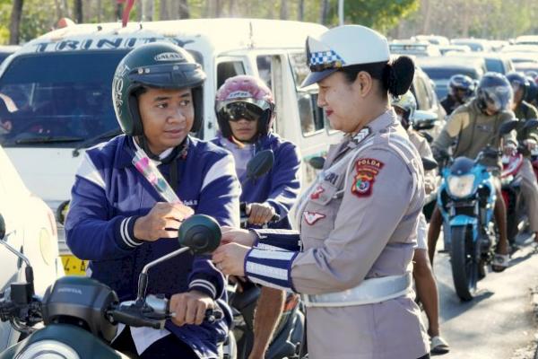 Peringati HUT ke-76, Polwan Polresta Kupang Bagi Bunga di Jalan Raya 