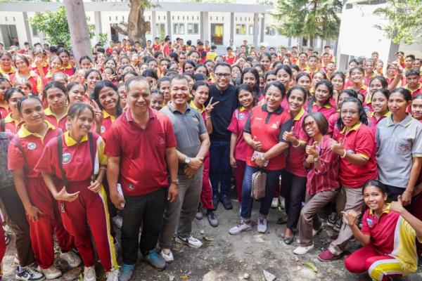 Bakal calon Gubernur Nusa Tenggara Timur (NTT) dari PDI Perjuangan, Yohanis Fransiskus Lema atau Ansy Lema selalu mengunjungi sekolah-sekolah di setiap safari politiknya.