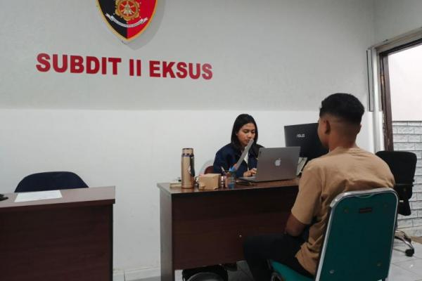 FU, nasabah Bank BRI Cabang Atambua kehilangan saldo tabungan sebanyak Rp 100 juta pada tahun 2021 lalu. Diduga uang dicuri dan digelapkan secara kolaborasi oleh beberapa oknum pegawai Bank BRI di Kantor Cabang Atambua.  FU pun resmi melaporkan kasus ini ke Polda NTT akhir pekan lalu.