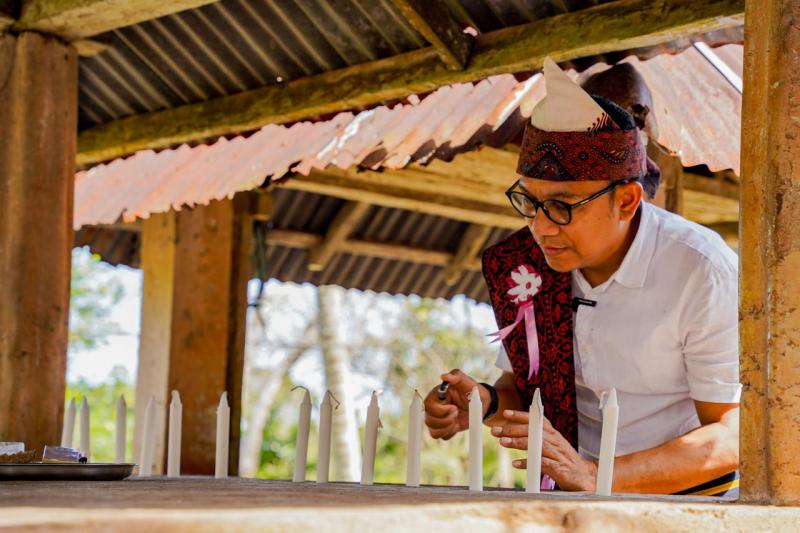 Calon Gubernur NTT Yohanis Fransiskus Lema, SIP, MSi atau Ansy Lema mengunjungi kampung halamannya di Kabupaten Ende, Kamis (5/9/2024).  Kaka Ansy disambut antusias orang tua dan pemuda leluhurnya di tanah kelahiran bapaknya di Kampung Aekeu, Kecamatan Wolojita.