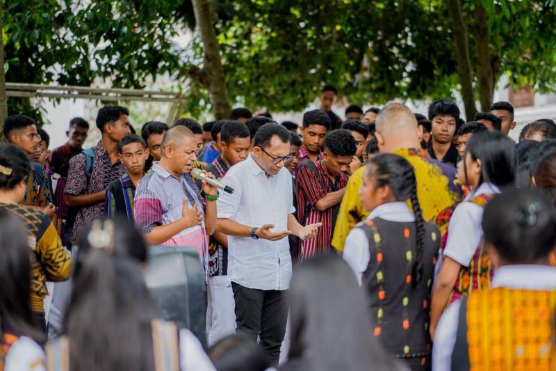 Bakal calon Gubernur NTT, Yohanis Fransiskus Lema, SIP, MSi, atau Ansy Lema mengunjungi Sekolah Menengah Atas Katolik (SMAK) Syuradikara di Kota Ende, Ibukota Kabupaten Ende, Kamis 5 September 2024. Inilah kunjungan perdana Ansy dalam safari politiknya di Ende.