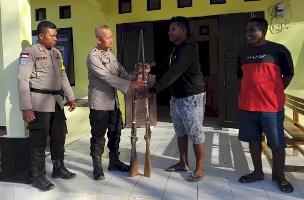  Himbauan Kapolres Kupang Ampuh! Warga Onansila-Semau Selatan Serahkan Dua Pucuk Senpi Rakitan 