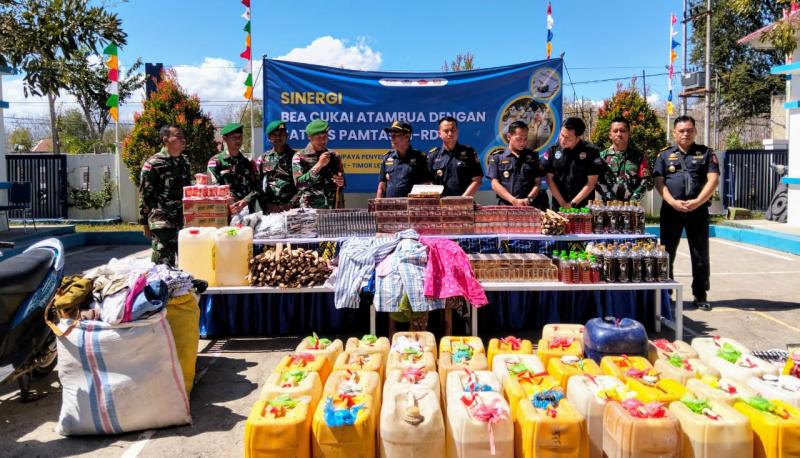 KATANTT.COM---Jelang purna tugas, Satgas Pamtas RI-RDTL Sektor Timur Yonif 742/SWY menyerahkan sejumlah barang bukti hasil penggagalan upaya penyeludupan periode Oktober 2023 hingga Agustus 2024 ke pihak Bea Cukai Atambua, Kabupaten Belu.