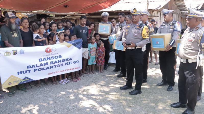 Sambut HUT Polantas ke-69, Satlantas Polres Belu Berikan Pakaian Layak Pakai Untuk Warga 