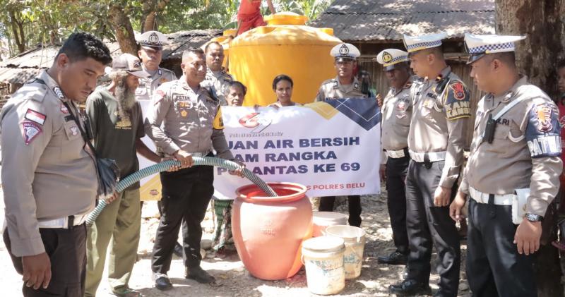 Satlantas Polres Belu Salurkan Air Bersih Jelang HUT Polantas ke-69 