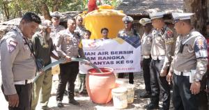 Satlantas Polres Belu Salurkan Air Bersih Jelang HUT Polantas ke-69 