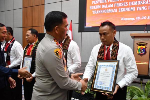 Berprestasi, Kapolda NTT Berikan Penghargaan untuk Penyidik yang Tangani Kasus TPPO dan Tipikor