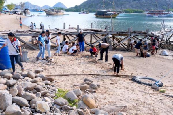 Anggota Polres Manggarai Barat Berhasil Bersihkan Dua Ton Sampah di Pantai Waecicu-Labuan Bajo