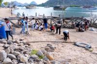 Anggota Polres Manggarai Barat Berhasil Bersihkan Dua Ton Sampah di Pantai Waecicu-Labuan Bajo