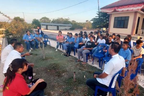 Puluhan anak-anak yang tergabung dalam Pelayanan Perempuan dan Anak (PPA) 10 0464 dari Gereja GMIT Ebenhaezer Menia, Klasis Sabu Barat, Kabupaten Sabu Raijua bertandang ke Mako Polres Sabu Raijua, Rabu (25/9/2024) petang.