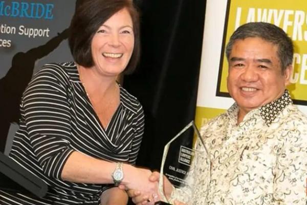 Ferdi Tanoni Adalah Orang Indonesia Pertama Penerima Penghargaan Civil Justice Award Dari Australia