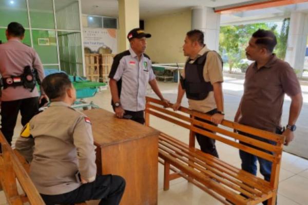 Kapolres Kupang, AKBP Anak Agung Gede Anom Wirata langsung ke lokasi penembakan dua warga di  RT 10/RW 06, Dusun III, Perumahan 50, Kampung Lorosae 1, Desa Raknamo, Kecamatan Amabi Oefeto, Kabupaten Kupang pada Jumat (27/9/2024)
 
 
 