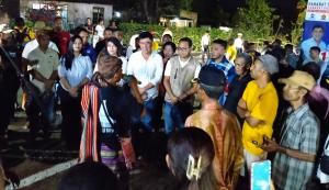 Paslon Willy-Vicente Disambut Adat Hase Hawaka di Fatubenao 
