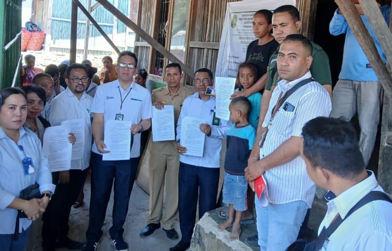 KATANTT.COM---Rumah seorang pria berinisial AMS (39) warga Fatubaun, Kelurahan Manuaman, Kabupaten Belu perbatasan RI-RDTL dieksekusi Pengadilan Negeri Atambua, Senin (30/9/2024).