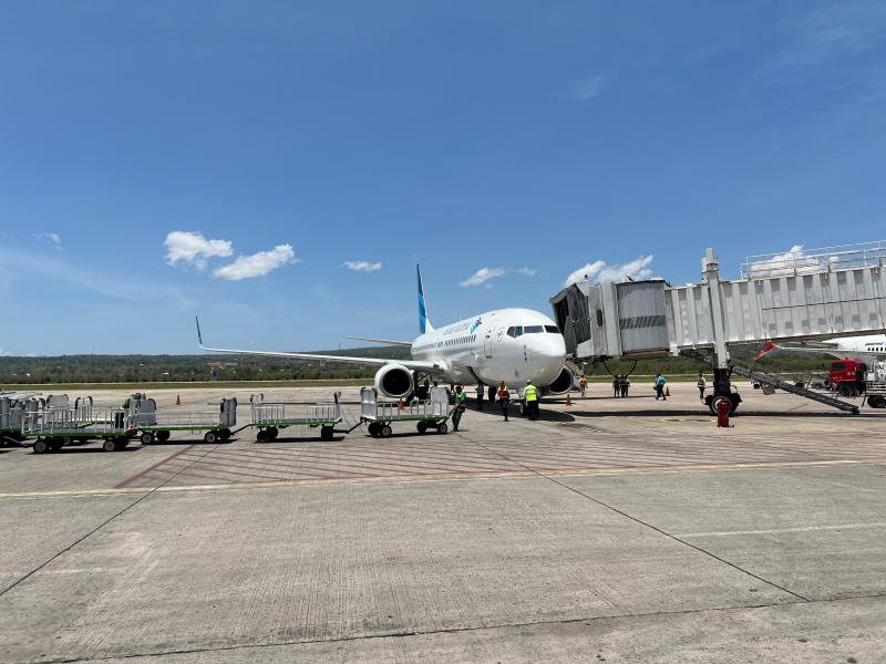 Pesawat Garuda Indonesia Airlines saat mendarat di Bandar Udara El Tari dalam penerbangan perdana rute Jakarta-Kupang-Jakarta pada Senin (1/10/2024). 