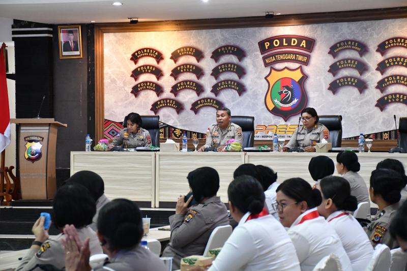 Rangkaian hari jadi ke 76 Polisi Wanita (Polwan) diisi dengan sarasehan yang digelar secara virtual. Para Polwan di Polda NTT juga mengikuti sarasehan Hari Jadi ke-76 Polisi Wanita Republik Indonesia pada Kamis (3/10/2024) di aula Rupatama lantai III Polda NTT.