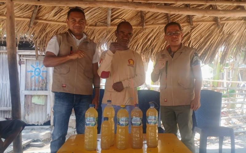 KATANTT.COM----Ketua DPC Tani Merdeka Kabupaten Belu, Vicente Hornai Gonsalves memantau langsung pembuatan pupuk organik oleh anggota di Desa Dualaus, Kecamatan Kakuluk Mesak perbatasan RI-RDTL.