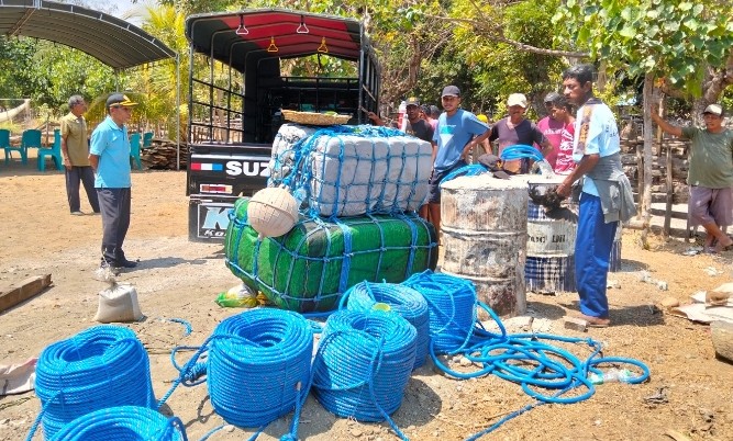 Masyarakat Nelayan Atapupu Dapat Bantuan Rumpon dari PT. Maximus Makmur Jaya 