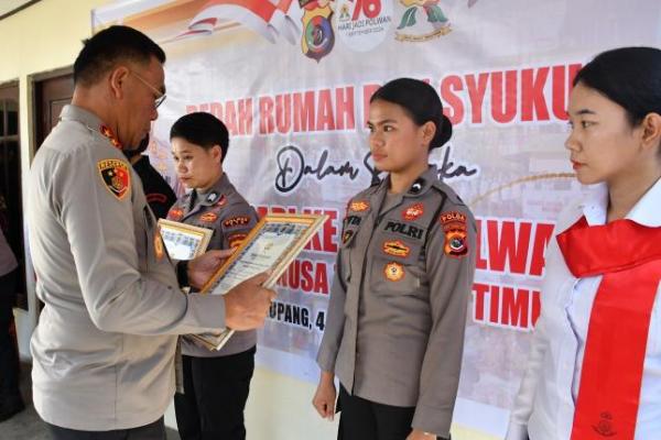 Kapolda NTT Berikan Penghargaan untuk Polwan Berprestasi