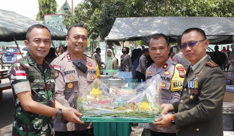 HUT ke-79 TNI, Wabup Belu dan Kapolres Belu Beri Kejutan Tumpeng  Ulang Tahun 